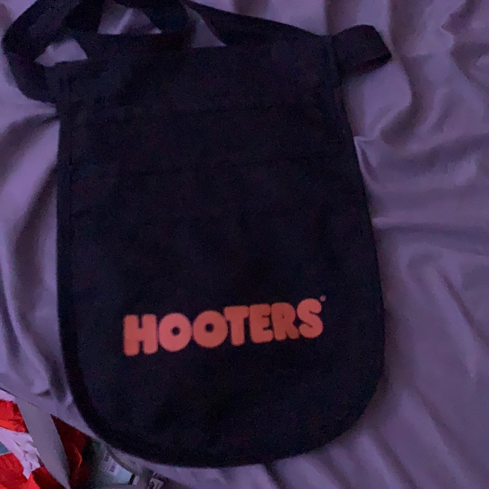 Hooters pouch